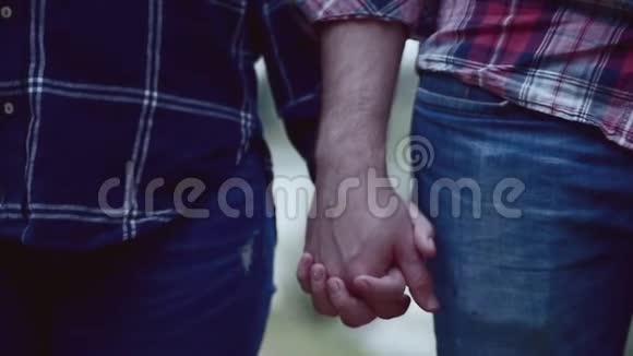 亲密的两个情人携手男人和女人牵手的细节轮廓夫妻间的信任爱视频的预览图