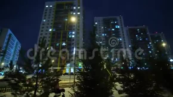 寒冷的冬夜雪街上舒适的建筑视频的预览图