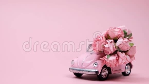粉色复古玩具车在粉色背景上送花束玫瑰花二月十四日卡情人节3月8视频的预览图