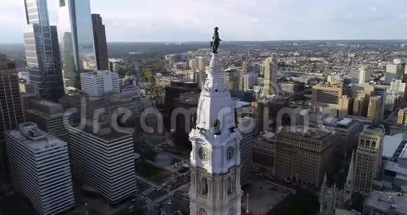 费城市政厅塔上威廉潘的雕像美丽的城市景观商业区和市中心阳光特拉华视频的预览图