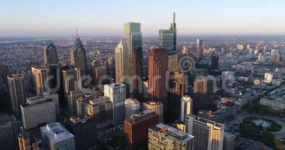 费城宾夕法尼亚城市景观和美丽的日落光在背景摩天大楼商业区视频的预览图