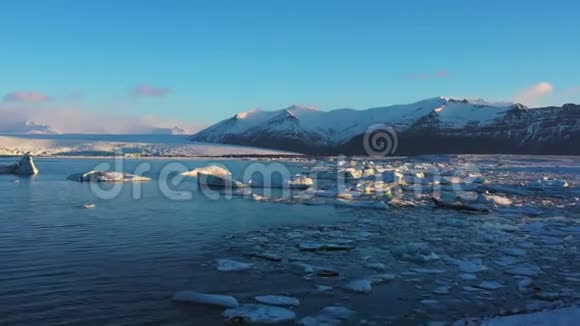 冰山湖冰岛冰川钻石海滩空中视频的预览图