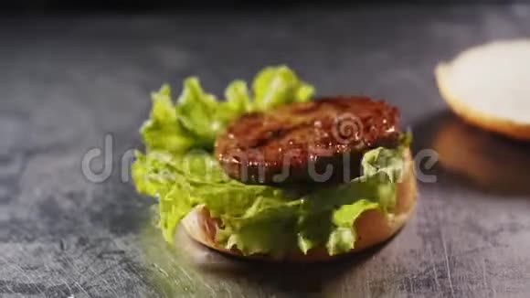 新鲜的馅饼掉在金属桌上的汉堡包卷上视频的预览图