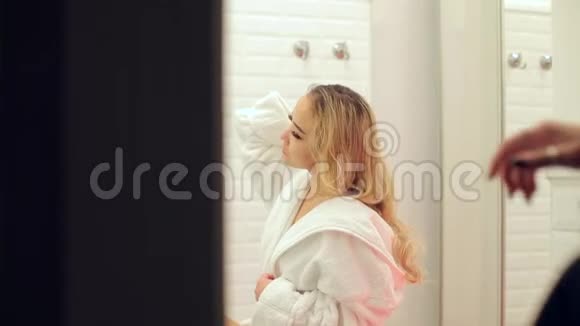 年轻的亚洲时尚模特在浴室里拍照视频的预览图