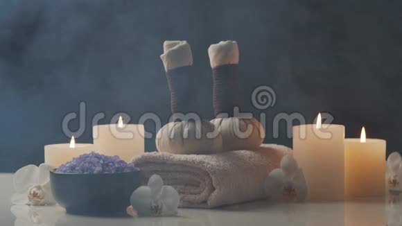 水疗背景毛巾蜡烛花石头和草药球按摩东方疗法健康和冥想视频的预览图