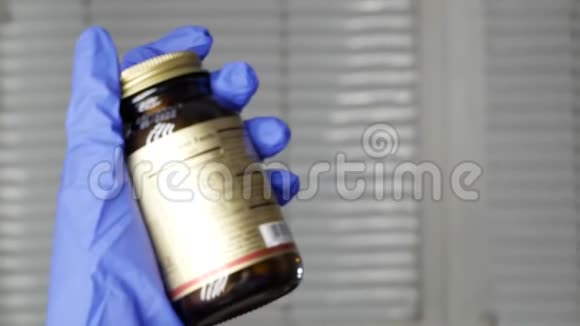 用放大镜戴手套的手调查药物成分药片胶囊中使用的化学物质视频的预览图