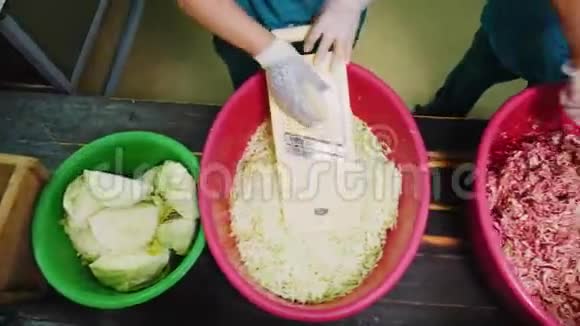 厨师们准备食材在厨房的特写做菜视频的预览图