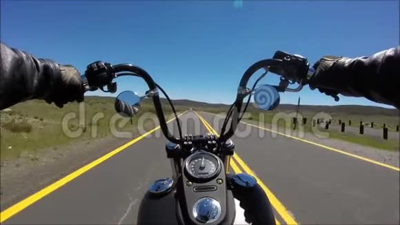 第一人称POV拍摄的专业自行车手骑着黑色摩托车快速下坡公路在惊人的景观视频的预览图