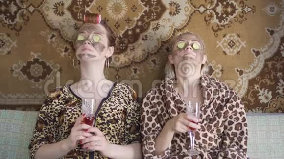 两个漂亮的女孩在一起玩一起做新鲜的口罩用黄瓜片缓解疲劳的眼睛视频的预览图
