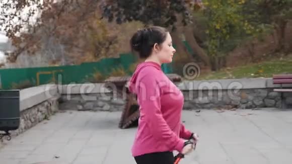 北欧步行概念年轻专注的胖乎乎的女性每天都会在楼梯上散步这是她减肥锻炼的一部分视频的预览图