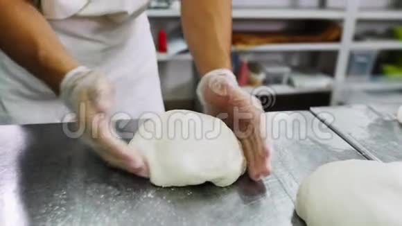 面包师在金属桌上做面包面团视频的预览图