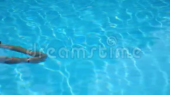 性感苗条的女士穿着红色比基尼在清澈的水中游泳小女孩在夏天放松视频的预览图
