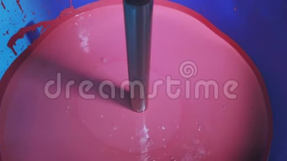 工厂自动混色在工厂里混合粉红色的油漆在一个桶里混合油漆在工厂里混合油漆视频的预览图