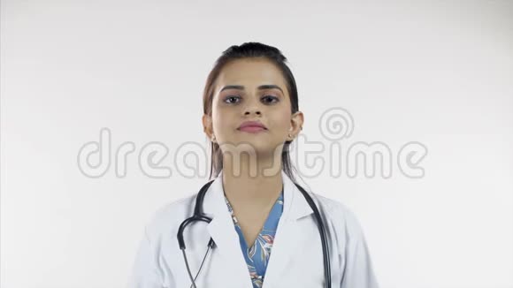 印度医学专业人士展示了红白相间的胶囊保健概念视频的预览图