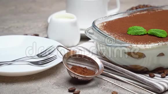 玻璃烤盘中的提拉米苏甜点和一杯新鲜的热浓缩咖啡在混凝土背景下视频的预览图