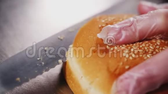 厨师切汉堡软面包金属桌慢视频的预览图