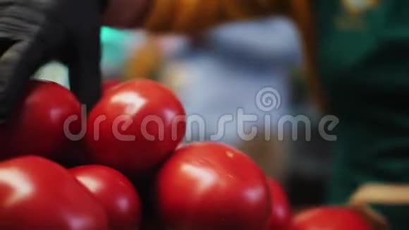男人从一堆堆西红柿里拿出来在快餐店做菜视频的预览图