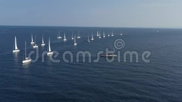 从帆船参赛者的队伍出发是一场在克罗地亚举行的帆船比赛反映了帆船的风采视频的预览图