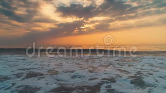 海上日出和沙滩上的浪花视频的预览图