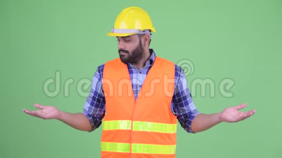 印度男建筑工人比较了一些东西视频的预览图