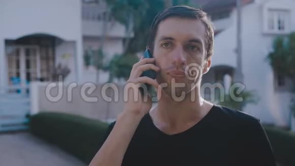 愤怒的男人在城市背景下打电话沮丧的男性在城市街头与不愉快的谈话视频的预览图