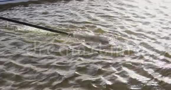 湖上使用桨的高角度视图视频的预览图