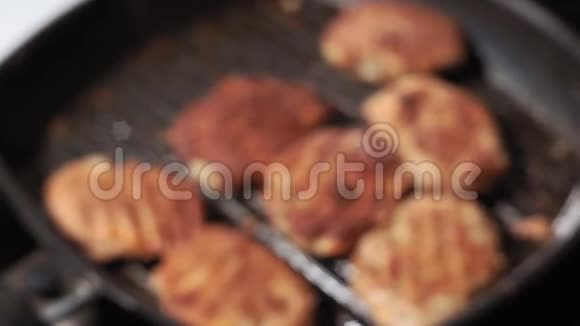由碎肉制成的多汁小切片用金属炸开特写镜头选择性聚焦在相机图像上烹饪视频的预览图