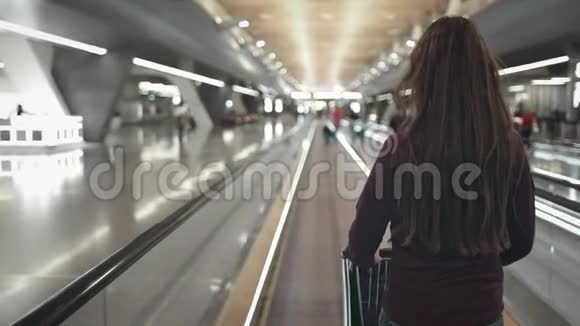 带行李车的女孩在机场快速行走视频的预览图