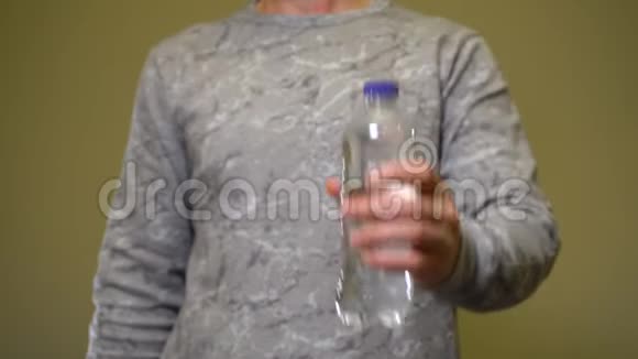 男人选择的是玻璃瓶而不是塑料瓶零浪费未来视频的预览图