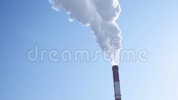工厂烟囱里冒出的烟闭上了污染大气的概念视频的预览图