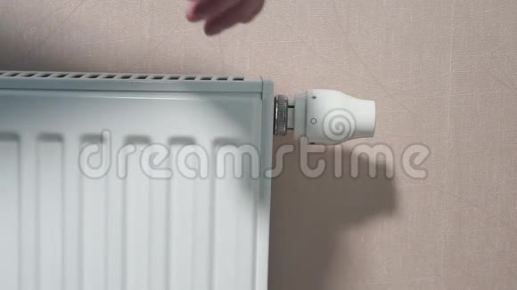 壁挂式加热水散热器手动旋转白温阀视频的预览图