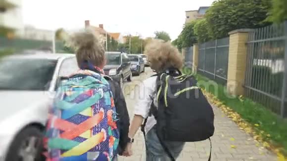 学童带着背包从学校跑出来快乐的童年女巫流氓视频的预览图