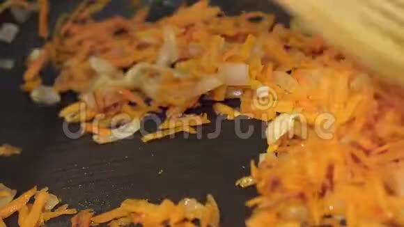 在特写镜头中烤胡萝卜做自制食物给莱科调味汤视频的预览图