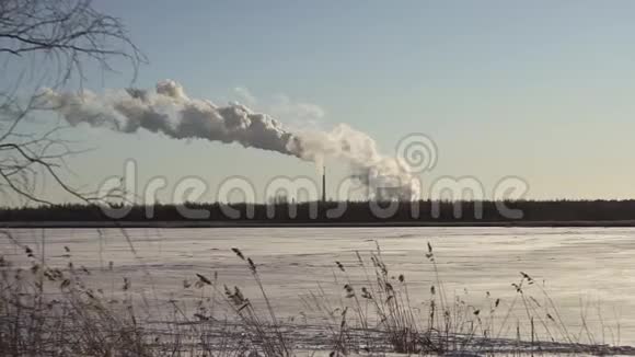 环境污染工厂烟囱里的烟冬天热电厂用电蒸汽视频的预览图