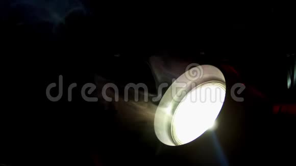用雾清洗照明夹具视频的预览图