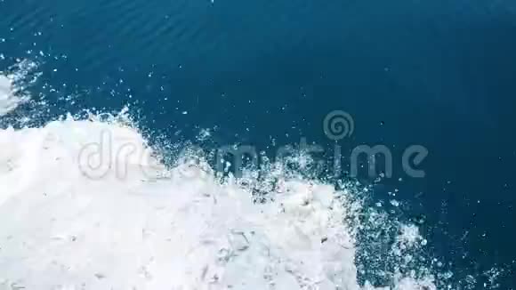 海浪和飞溅从一艘旅行游轮的侧面视频的预览图