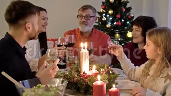 圣诞快乐圣诞快乐圣诞快乐幸福的一家人正在家里吃晚饭人的概念视频的预览图