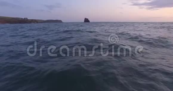 无人驾驶飞机在康沃尔海浪和海洋中的飞行镜头视频的预览图