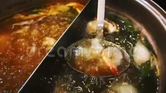 慢动作视频用肉和蔬菜汤锅煮虾视频的预览图