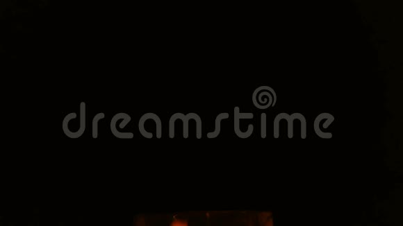 壁炉里着火了充满火木和火的壁炉视频的预览图