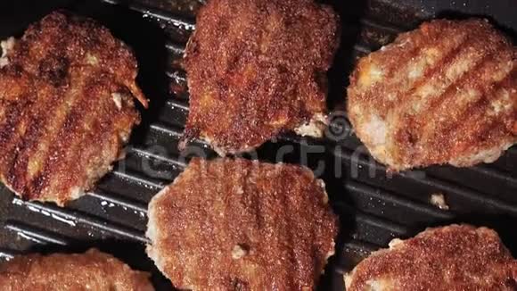 由碎肉制成的多汁小切片用金属炸开有选择的焦点烹饪自制的碎肉食品视频的预览图