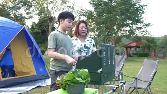 亚洲母子正在做烧烤晚餐视频的预览图