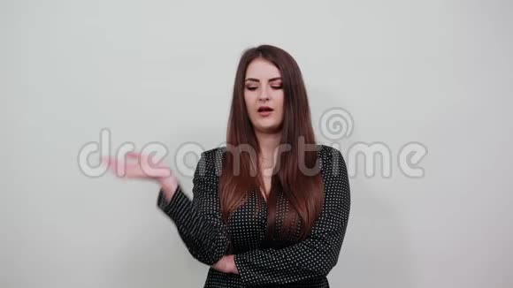 迷人的白种人女人手指在鼻子上难闻的气味视频的预览图