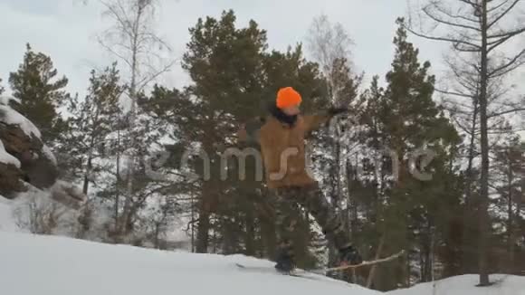 一个年轻人在滑雪视频的预览图
