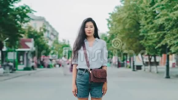 夏日站在步行街上的亚洲女性形象放大视频的预览图