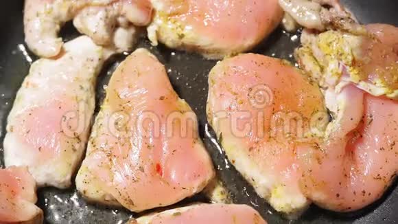 热锅中的生鸡片和油炸视频的预览图