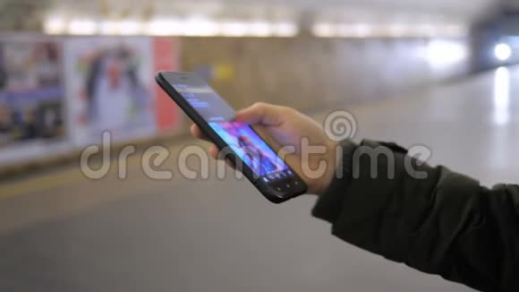 智能手机公共交通地铁城市视频的预览图