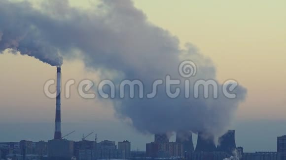 环境污染从工厂的管道中喷出的烟雾视频的预览图