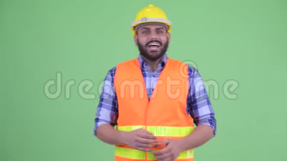 快乐年轻体重超重的印度建筑工人视频的预览图