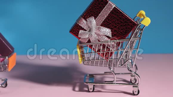 在网上商店买礼物篮子礼盒和购物袋购物车购物的概念视频的预览图